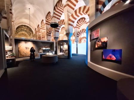 Sor Isaura Marcos en la Mezquita-Catedral de Córdoba, con sus tres fotografías expuestas.