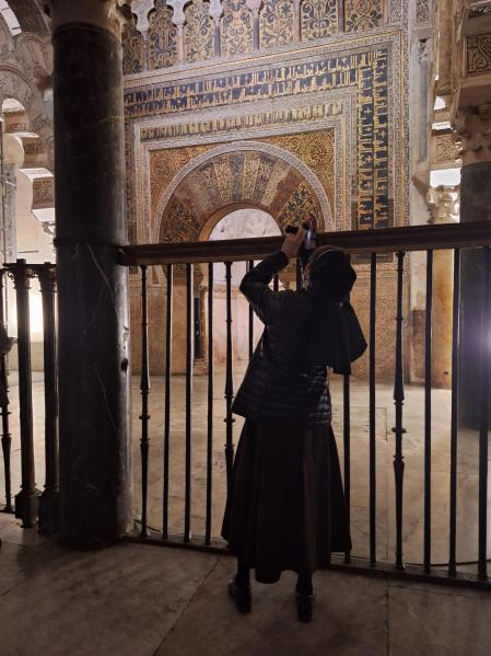 Sor Isaura Marcos retratando detalles de la Mezquita-Catedral de Córdoba.