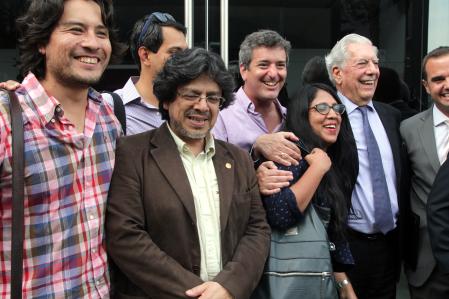 Roncagliolo (centro), con otros escritores, en la Bienal Vargas Llosa