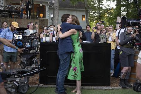 Courtney Henggeler con Ralph Macchio en una imagen del rodaje de la última temporada de 'Cobra Kai'.