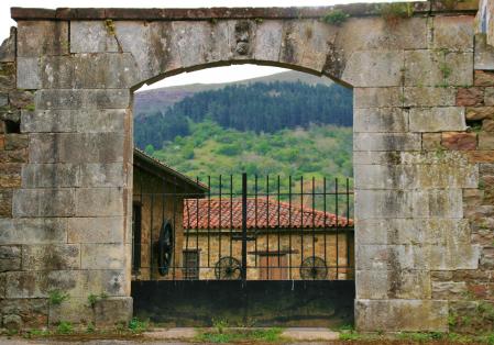 La pequeña Selores está salpicada de caserones medievales