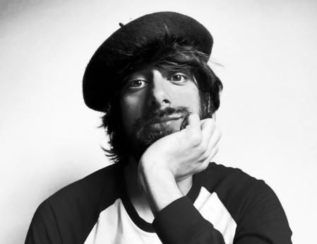 David Uclés tenía treinta años cuando recorrió París como músico callejero