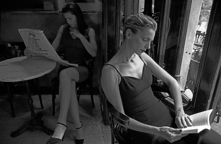 Simonetta Gianfelice leyendo en el Caffè Della Pace de Roma