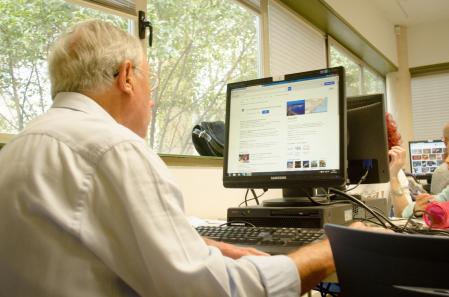Personas mayores haciendo una actividad de informática en una imagen de archivo.&nbsp;