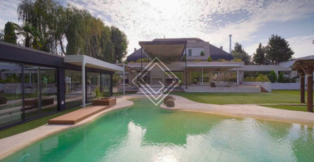 El exterior de la casa que vende Pilar Rubio.