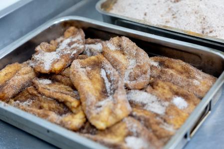 Torrijas en elaboración en la pastelería 'Obrador El Panazo',&nbsp;