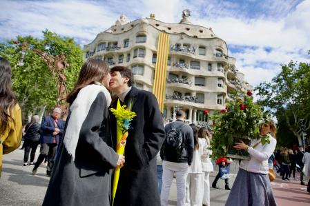Paseo de Gràcia. La fiesta literaria de Sant Jordi se descentraliza y crece, abriéndose desde la Rambla hacia Gràcia o Arc de Triomf&nbsp;