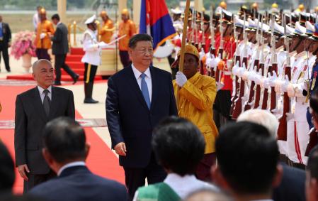 El presidente chino, Xi Jinping, camina con el rey de Camboya, Norodom Sihamoni, a su llegada para una visita de dos días al país asiático&nbsp;