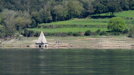 Embalse de Sau en un espléndido día de sol de primavera.