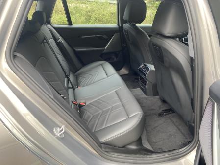 El túnel de transmisión limita el espacio del pasajero central trasero&nbsp;