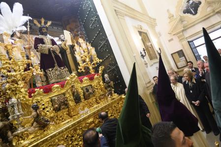 La Reina Sofía contempla el paso de Jesús de la Sentencia durante la salida de la cofradía este jueves, en Sevilla&nbsp;