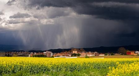 Cortinas de lluvia iluminadas por el sol en Vic.