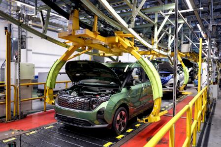 Las marcas son partidarias de vender menos coches, pero más caros, según el informe de Institut Mobilités en Transition