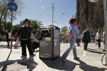 Una de las nuevas papeleras
