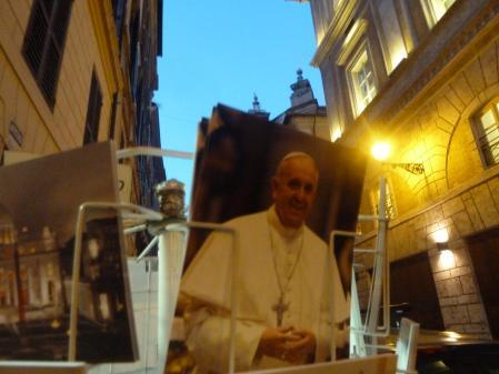 Postales con fotos de Francisco en las calles de Roma.&nbsp;