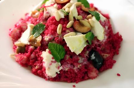 Ensalada de cous cous de remolacha con salsa de yogurt y sésamo, cerezas y queso de cabra