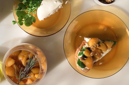 Tosta de nísperos caramelizados con burrata, nueces y berros