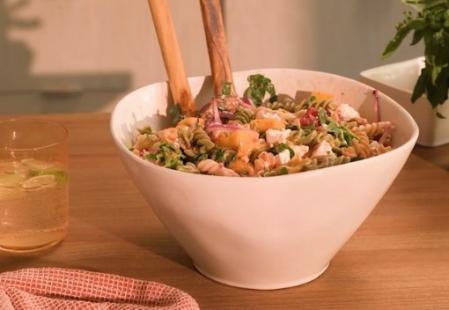 Ensalada de hélices con melocotones y frambuesas