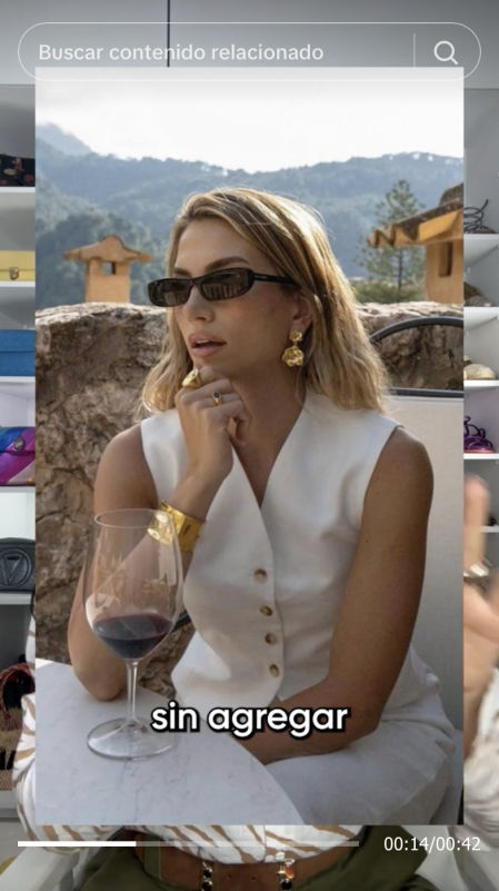 Usar tres complementos dorados pueden elevar el estilismo