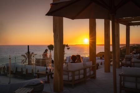 El Daia Slow Beach de Conil tiene impresionantes vistas sobre las aguas del océano