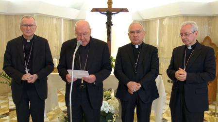 Kevin Farrell, anunciando la muerte del Papa acompañado por otros altos cargos del Vaticano, el pasado lunes