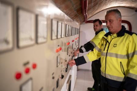 Técnicos municipales realizando los últimos ajustes