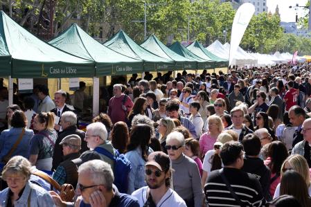 Miles de personas abarrotan el Paseo de Gracia de Barcelona durante la Diada de Sant Jordi&nbsp;