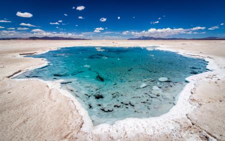 El agua de las Salinas Grandes es cristalina con fondos viridianos y turquesas