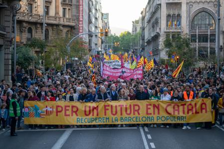Cientos de personas durante una manifestación por la situación del catalán, a 23 de abril de 2025, en Barcelona, Catalunya (España). Una plataforma formada por varias entidades de la sociedad civil ha convocado una manifestación para denunciar el retroceso del uso social del catalán y reivindican el activismo lingüístico coincidiendo con la celebración de Sant Jordi, día del libro y la rosa en Catalunya. La última encuesta elaborada por el Govern sobre los usos lingüísticos de la población catalana concluye que sólo un tercio de la población tiene el catalán como lengua habitual.