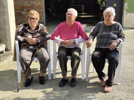 El 'Congreso de los Diputados', la reunión diaria de Angeleta con sus amigos, en Roda de Ter.&nbsp;