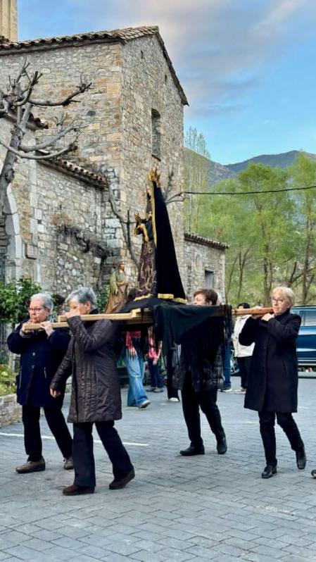 Paso con mujeres en la procesión de Viernes Santo en Campo (Huesca).
