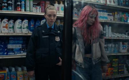 La protagonista tiene una hermana drogadicta (Ashleigh Cummings).