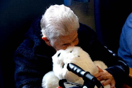 Acariciar a Nuka ayuda a reducir el estrés en personas con demencia.&nbsp;