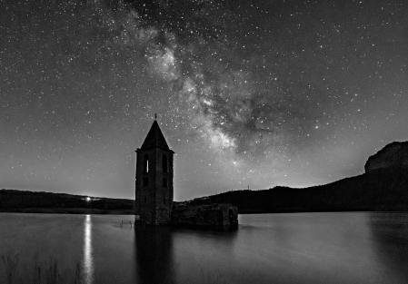 La Vía Láctea en Sant Romà de Sau, imagen incluida en el libro ‘Vigília cosmical’ de Pere Puig Font.