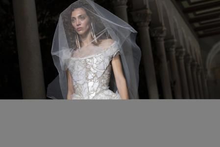 Un diseño con corsetería y pedrería que evoca a las rosas.