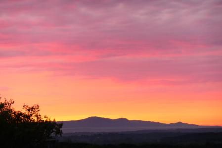 Colorista amanecer en Vilobí d'Onyar.