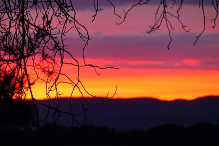 Colorista amanecer en Vilobí d'Onyar.