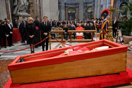 Emmanuel Macron y Brigitte Macron han asistido a la capilla ardiente del papa Francisco este viernes