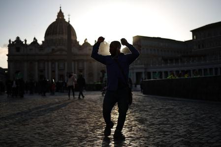 Un hombre bailaba ayer tarde ante la basílica de San Pedro&nbsp;