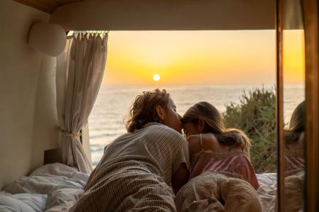 Arthur Brooks sostiene que el secreto para una relación romántica realmente feliz y estable no reside en hacer, sino en ser