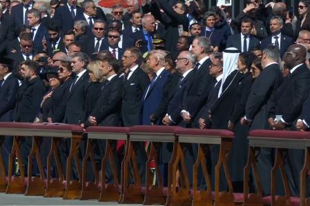 Captura de video de la señal Vatican Media, el rey Felipe VI; el presidente de Estados Unidos, Donald Trump; el de Francia, Emmanuel Macron y el de Ucrania, Volódimir Zelenski,&nbsp;