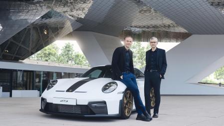 Oliver Blume, CEO de Porsche, junto a Jochen Breckner, director financiero de Porsche, posando junto al 911 GT3.
