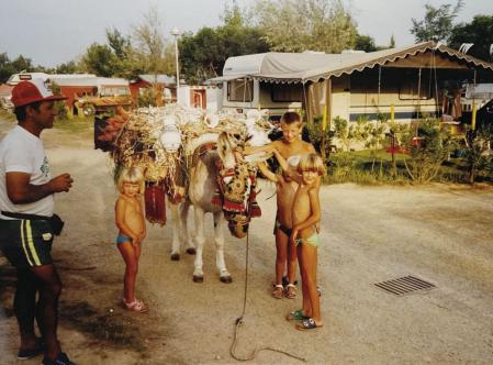 Un burro cargado con productos de cerámica en el camping Aquarius de Sant Pere Pescador, en el año 1991.