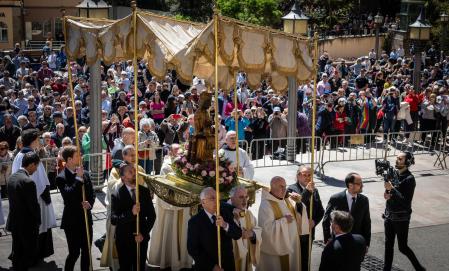 La Moreneta, en procesión.