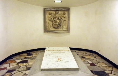 Primer sepulcro de Juan Pablo II en las grutas vaticanas, en una imagen del 9 de abril del 2005. ()