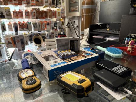 Baterías portátiles, pilas y radios analógicas, algunos de los objetos con mayor demanda el día del apagón general