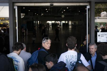 El actor Viggo Mortensen espera a las puertas de la estación de Sants de Barcelona para poder entrar tras el gran apagón de electricidad&nbsp;