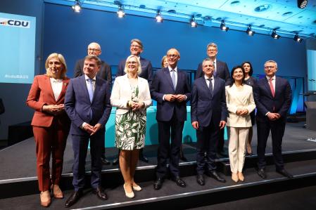 El democristiano Friedrich Merz, posando en Berlín el 28 de abril con los futuros ministros y ministros sin cartera de su partido 
