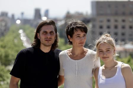 Luca Marinelli, Alissa Jung y Juli Grabenhenrich en el photocall