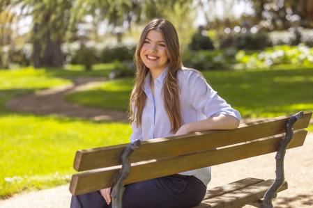 &nbsp;La infanta Sofía sentada en un banco de los jardines de la Zarzuela-